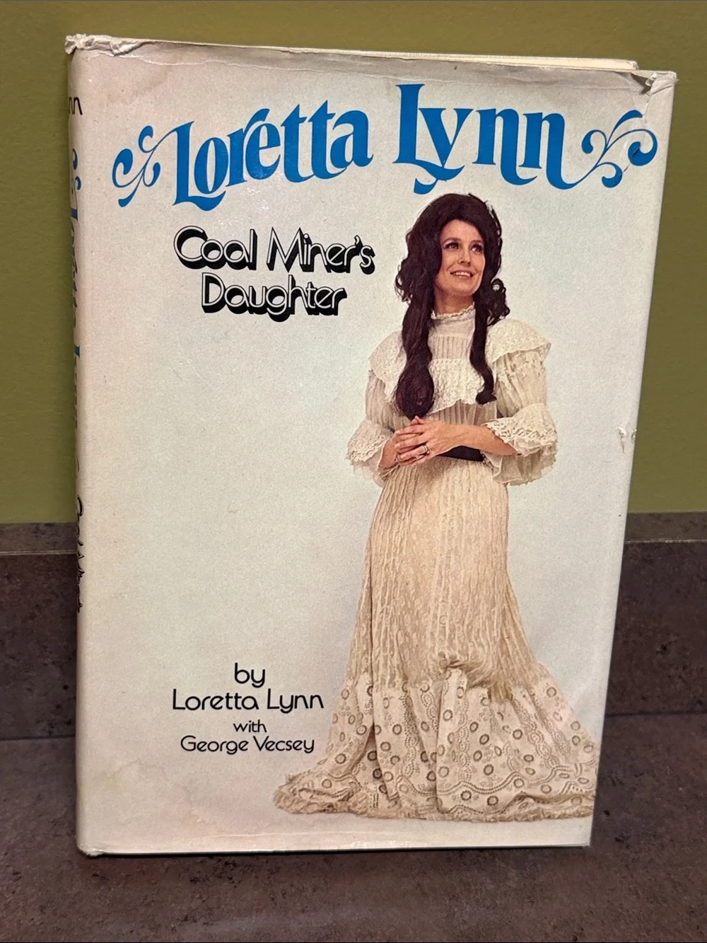 Loretta Lynn “Coal Miner’s Daughter”. 1976 vintage book